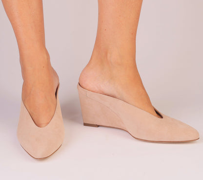 ÉTOILE WEDGE – Powder Suede Mule