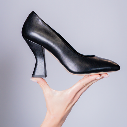 MIDNIGHT MUSE – Black Nappa Pump